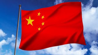 中国の国旗と青い空
